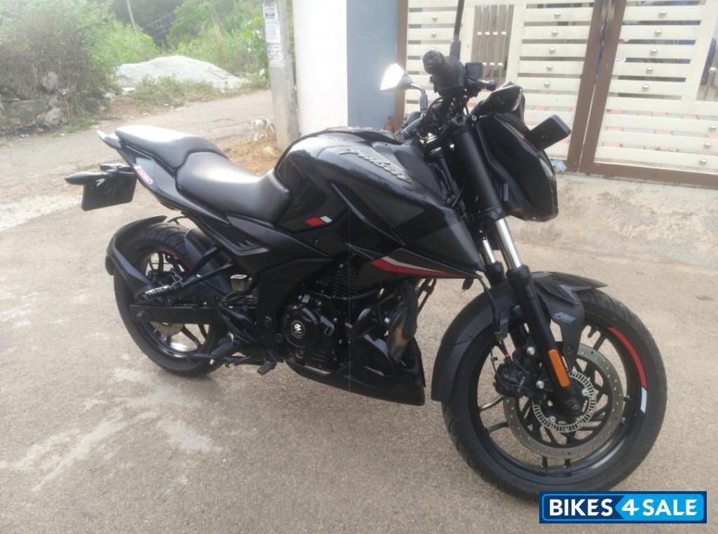 Brooklyn Black Bajaj Pulsar N160 Dual Channel ABS Brooklyn Black Bajaj Pulsar N160 Dual Channel ABS
