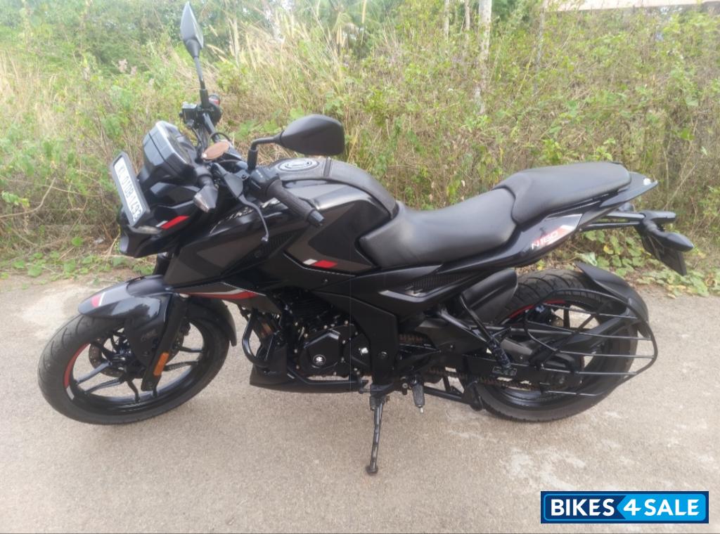 Brooklyn Black Bajaj Pulsar N160 Dual Channel ABS Brooklyn Black Bajaj Pulsar N160 Dual Channel ABS