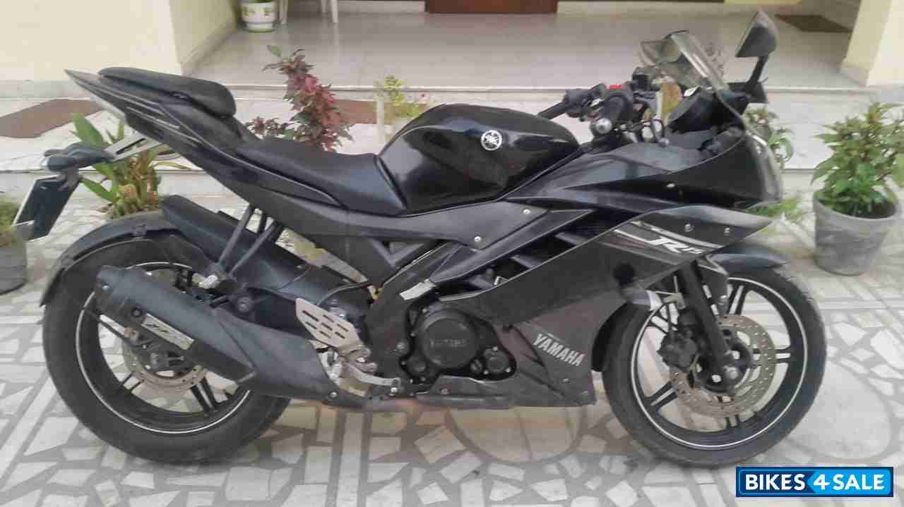 Black Yamaha YZF R15 V2