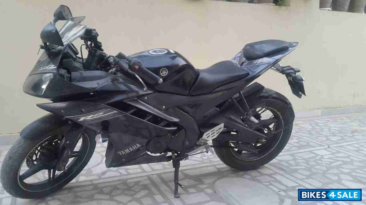 Black Yamaha YZF R15 V2