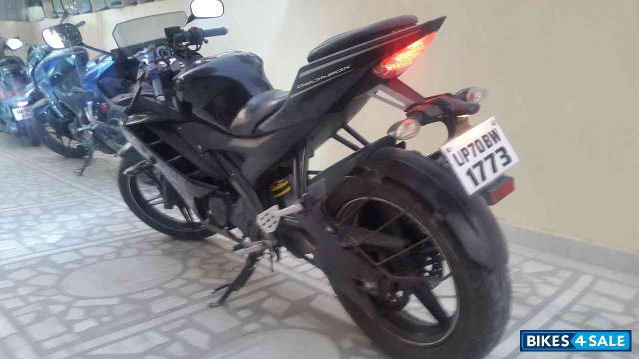 Black Yamaha YZF R15 V2