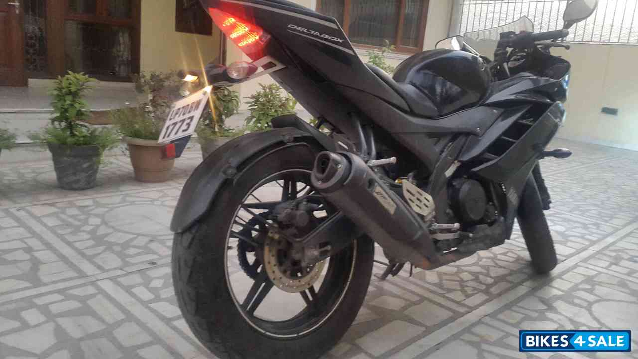 Black Yamaha YZF R15 V2