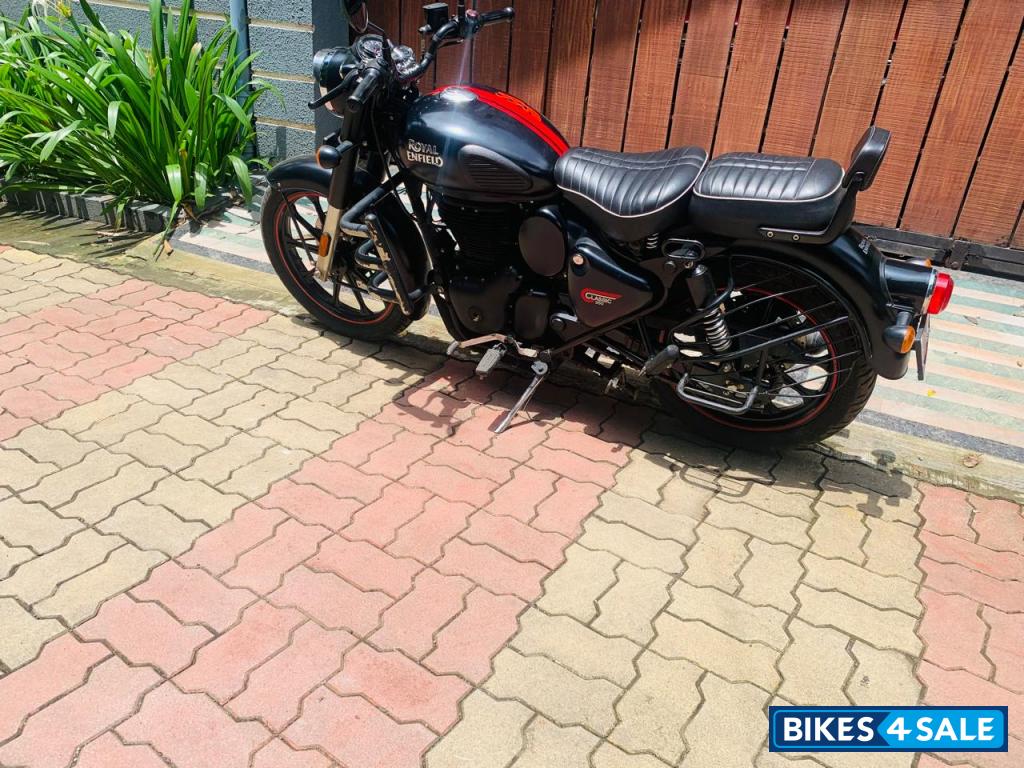 Royal Enfield Classic Stealth Black
