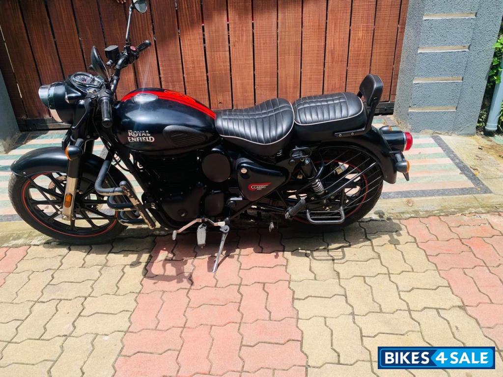 Royal Enfield Classic Stealth Black