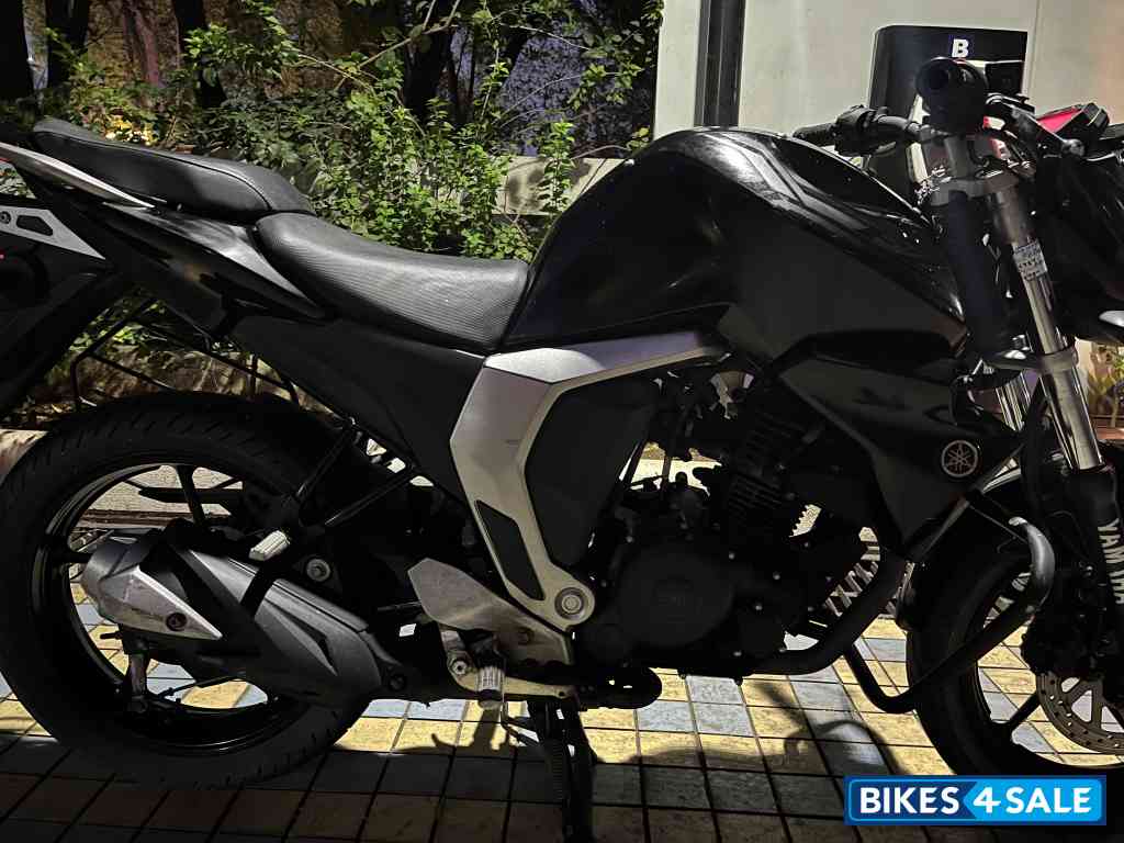 Black Yamaha FZ FI V2