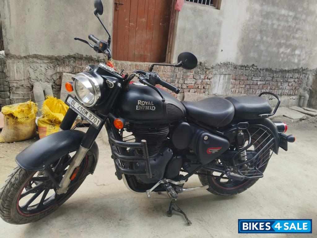 Black Royal Enfield Classic Stealth Black