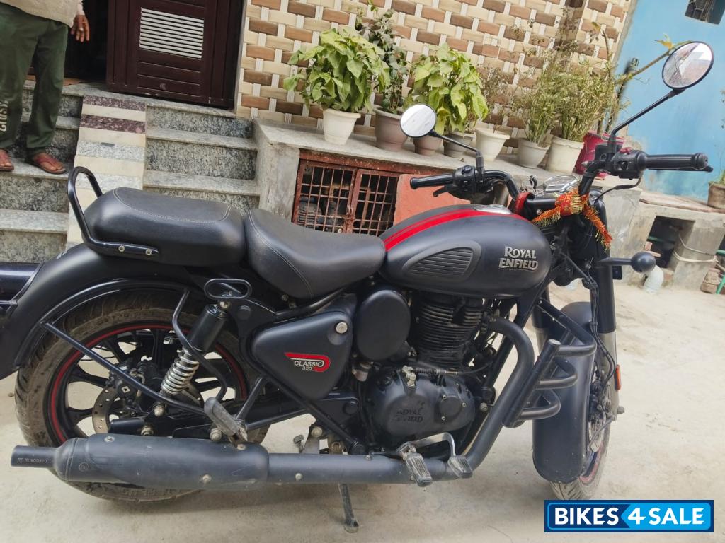 Black Royal Enfield Classic Stealth Black