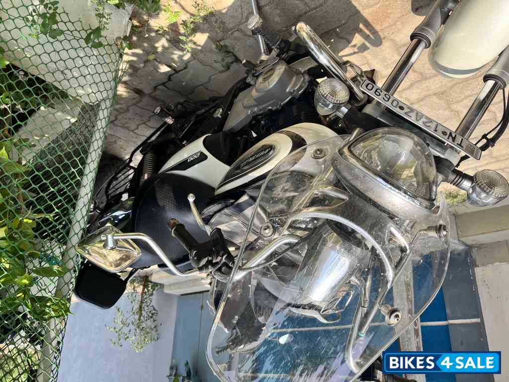 White Bajaj Avenger Cruise 220 BS6