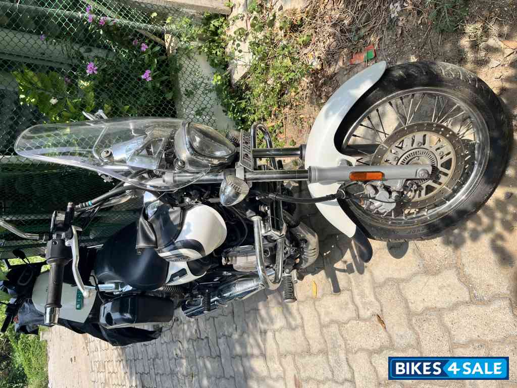 White Bajaj Avenger Cruise 220 BS6