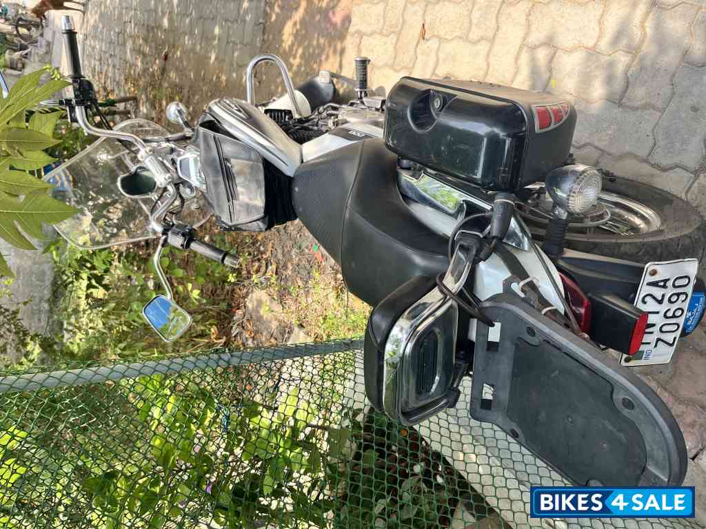 White Bajaj Avenger Cruise 220 BS6