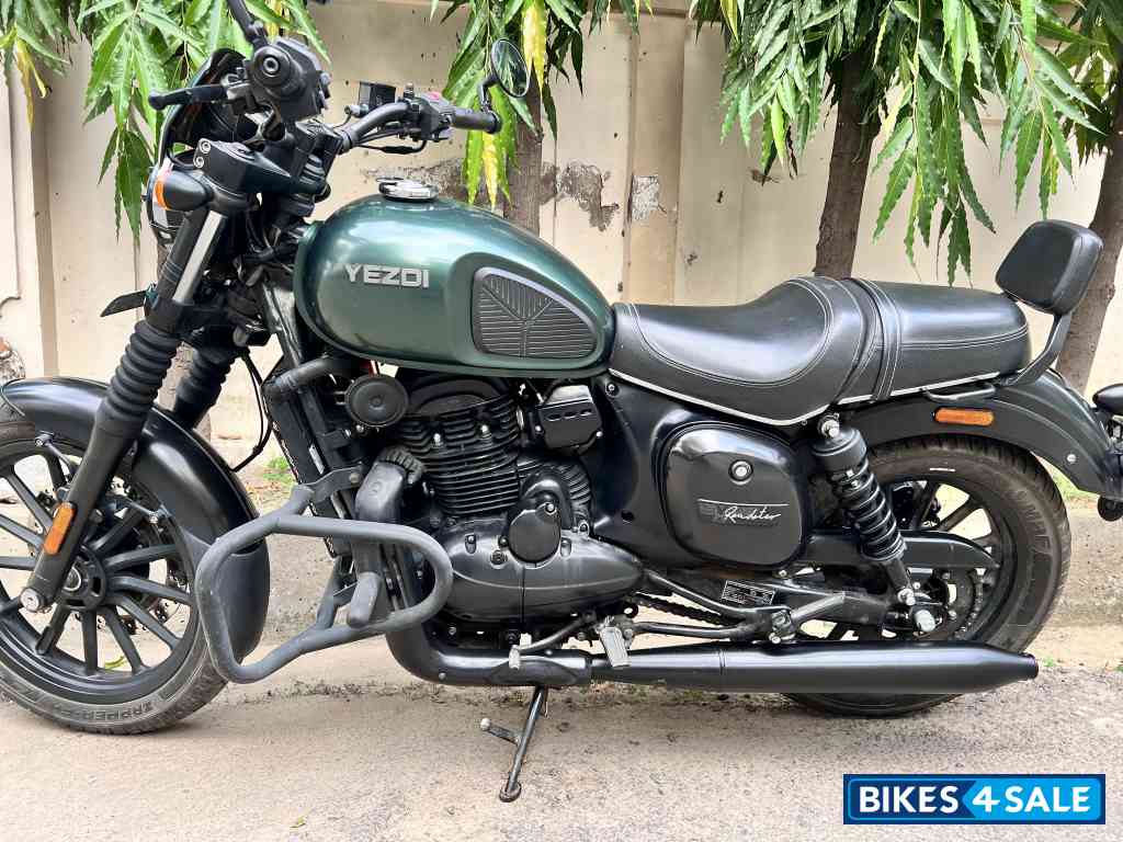 Hunter Green Yezdi Roadster Dual Tone