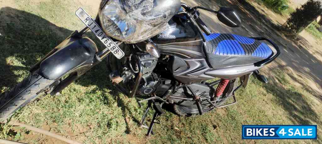 Gray Honda Dream Yuga