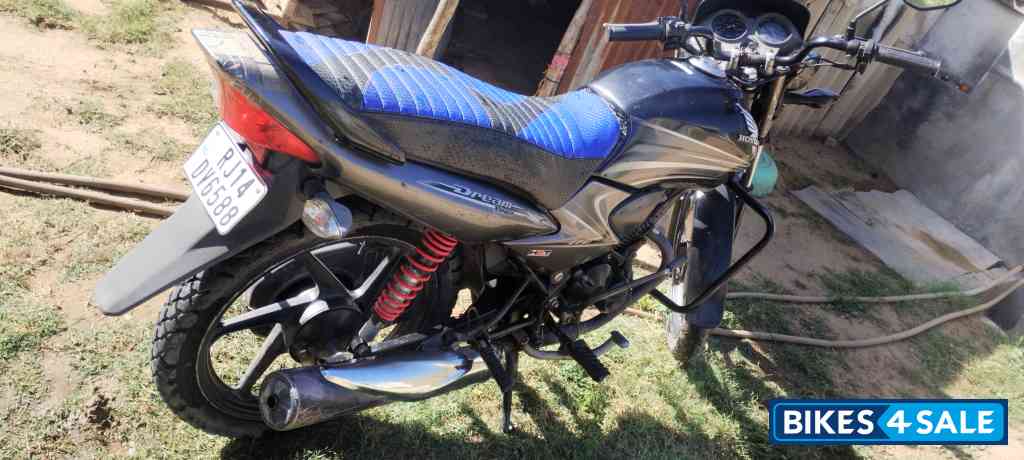 Gray Honda Dream Yuga