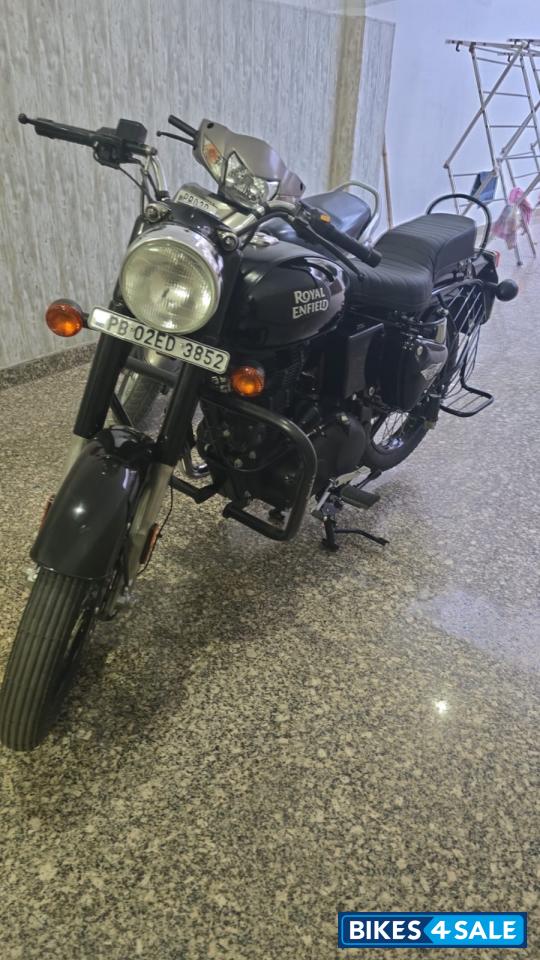 Jet Black Royal Enfield Bullet 350 ES