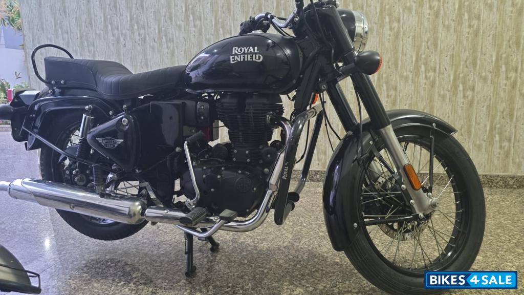 Jet Black Royal Enfield Bullet 350 ES