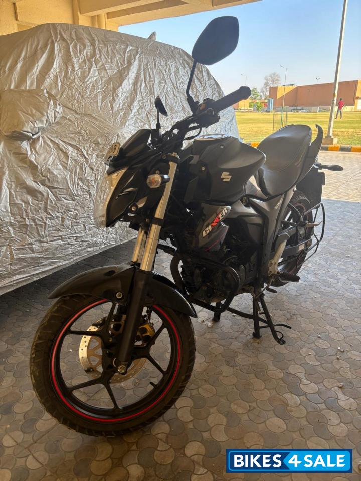 Black Suzuki Gixxer ABS