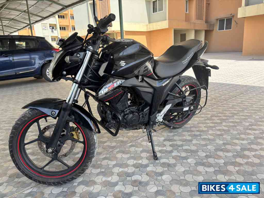 Black Suzuki Gixxer ABS