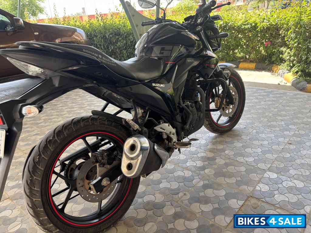 Black Suzuki Gixxer ABS