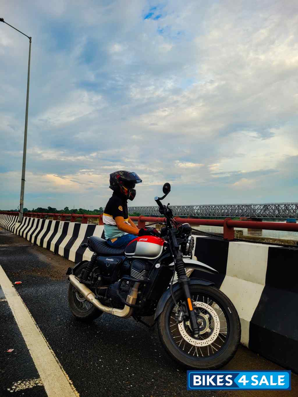 Yezdi Scrambler Dual Tone