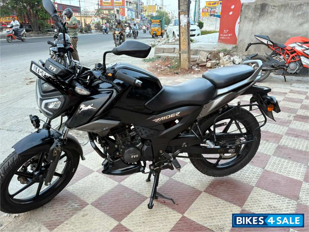 Black TVS Raider 125