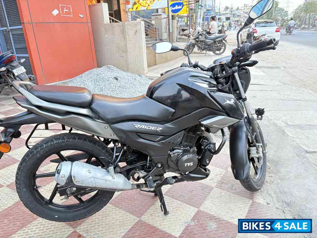 Black TVS Raider 125