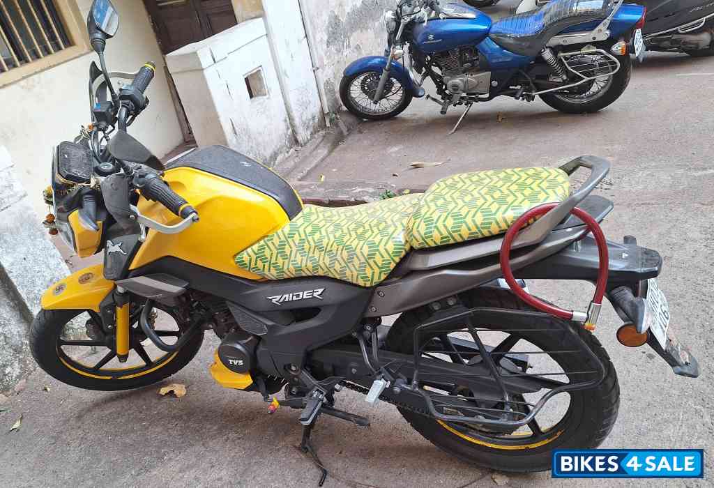 Yellow TVS Raider Split Seat Yellow TVS Raider Split Seat
