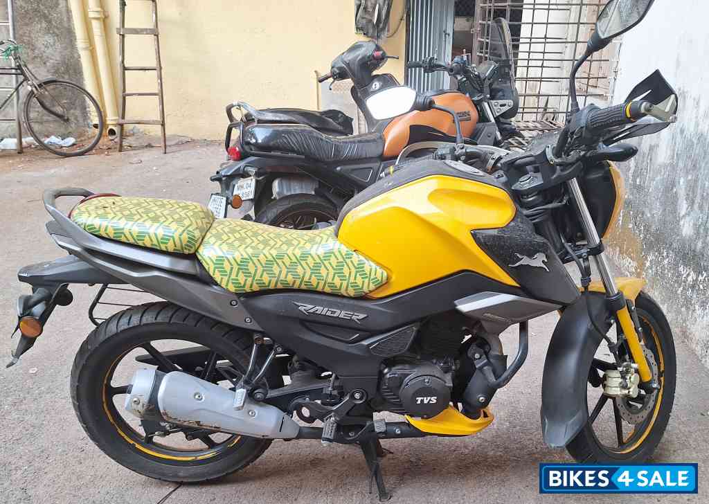 Yellow TVS Raider Split Seat Yellow TVS Raider Split Seat