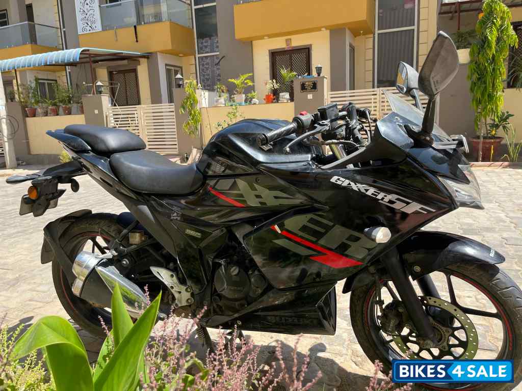 Black Suzuki Gixxer SF