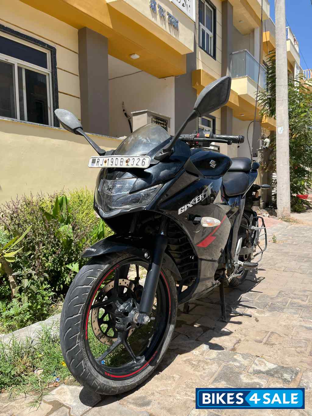 Black Suzuki Gixxer SF