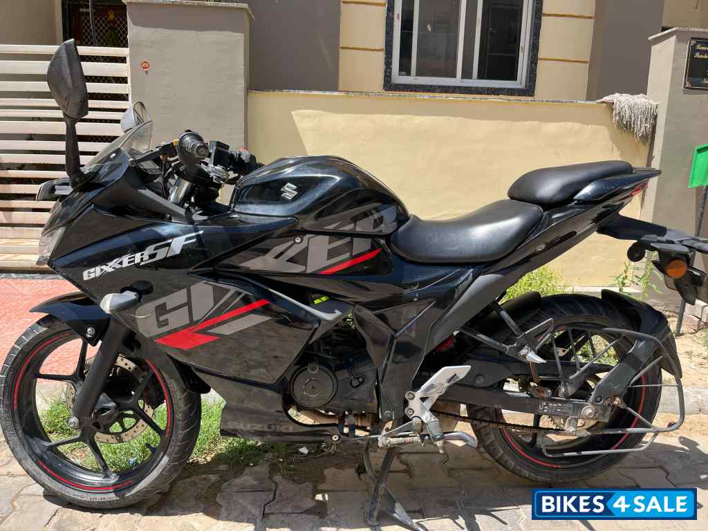 Black Suzuki Gixxer SF