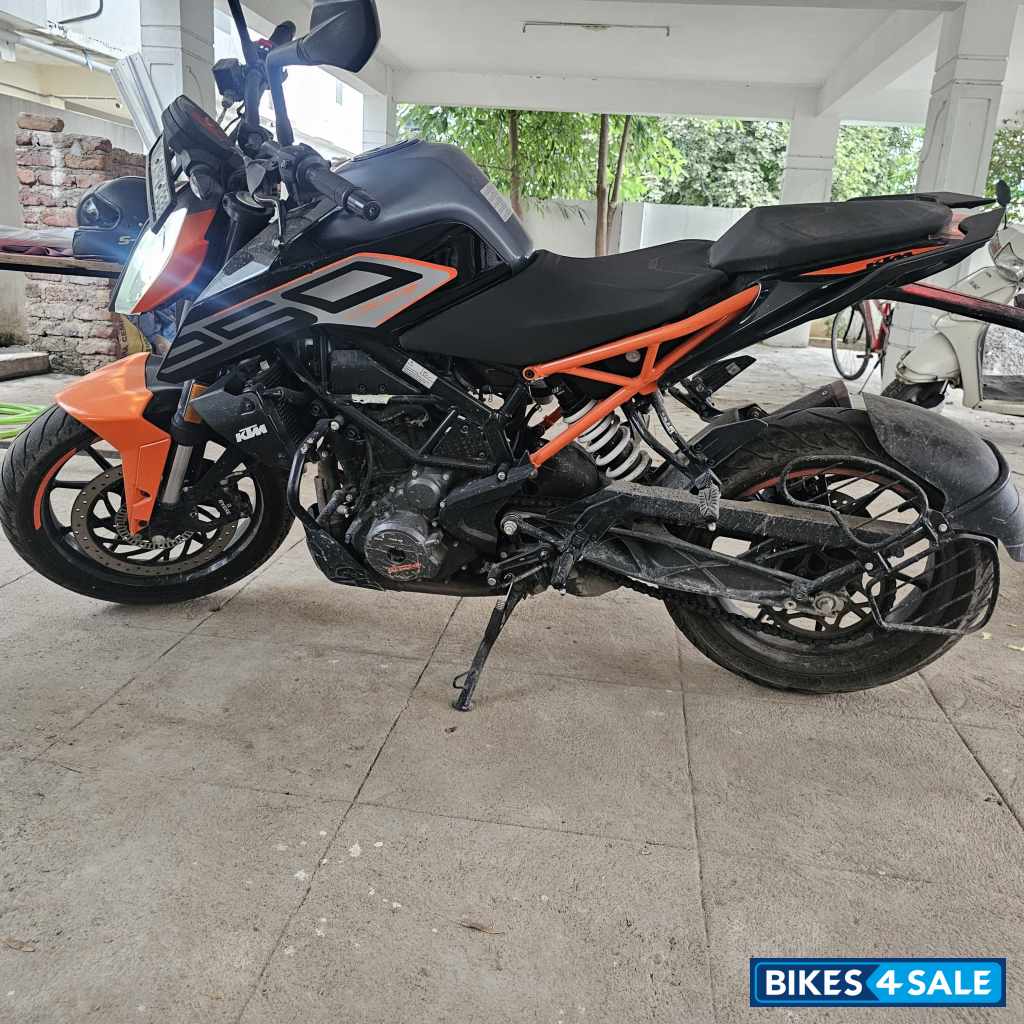 Orange KTM Duke 200