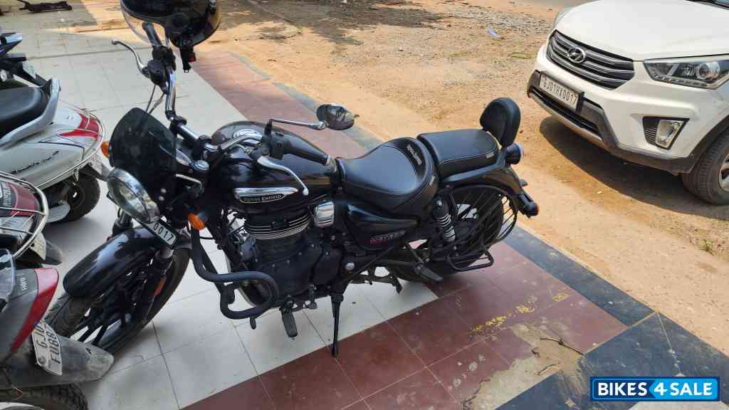Black Royal Enfield Meteor 350