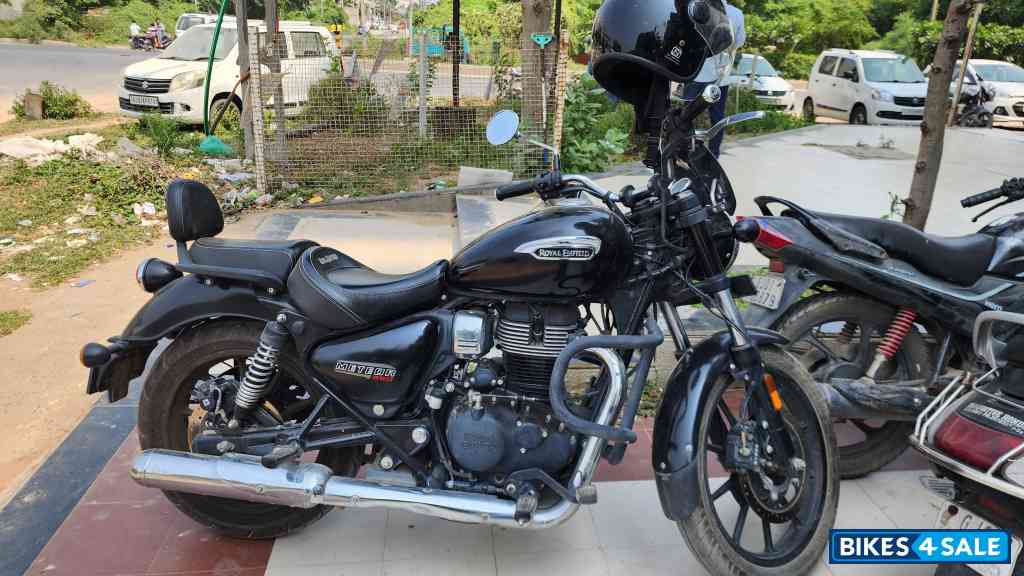 Black Royal Enfield Meteor 350