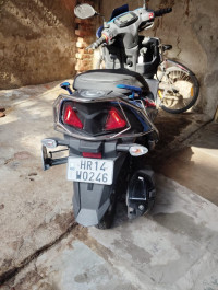 Metallic Sonic Silver Suzuki Avenis 125 Race Edition