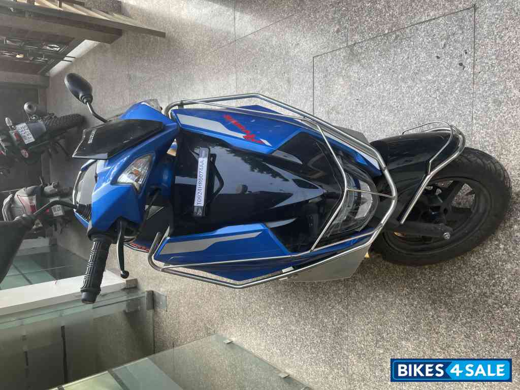 Metallic Sonic Silver Suzuki Avenis 125 Race Edition