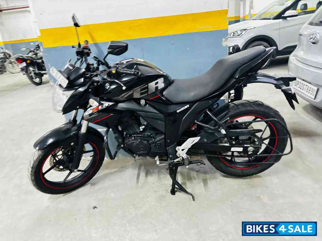 Black Suzuki Gixxer 150 Black Suzuki Gixxer 150