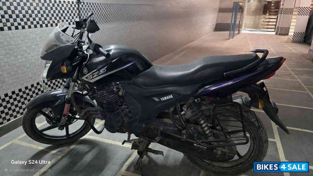 Black Yamaha SZ-S