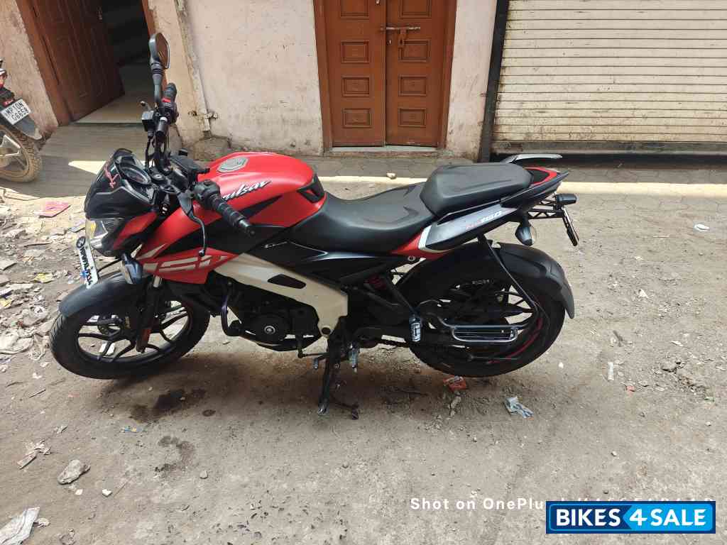 Red Bajaj Pulsar NS 160 BS6