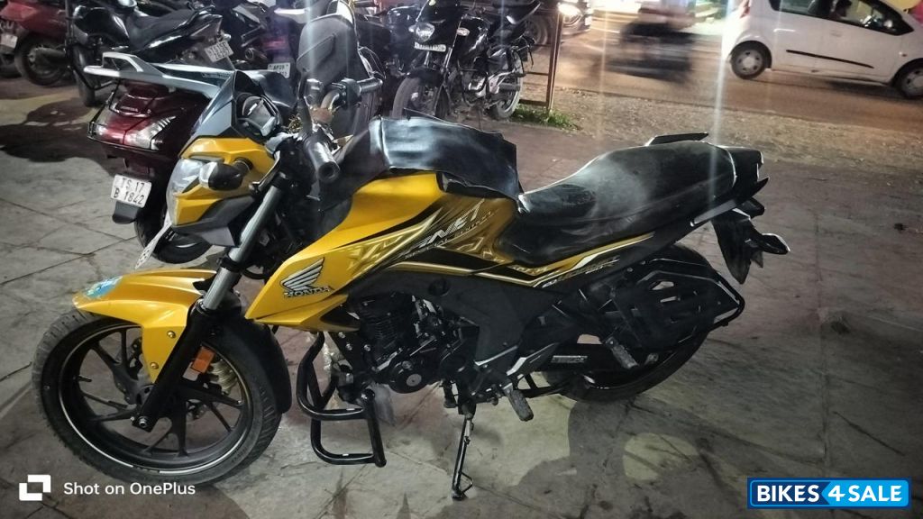 Yellow And Black Honda CB Hornet 160R ABS