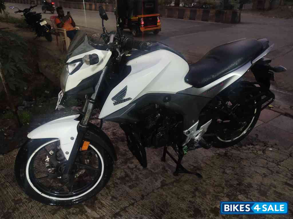 White Honda CB Hornet 160R White Honda CB Hornet 160R