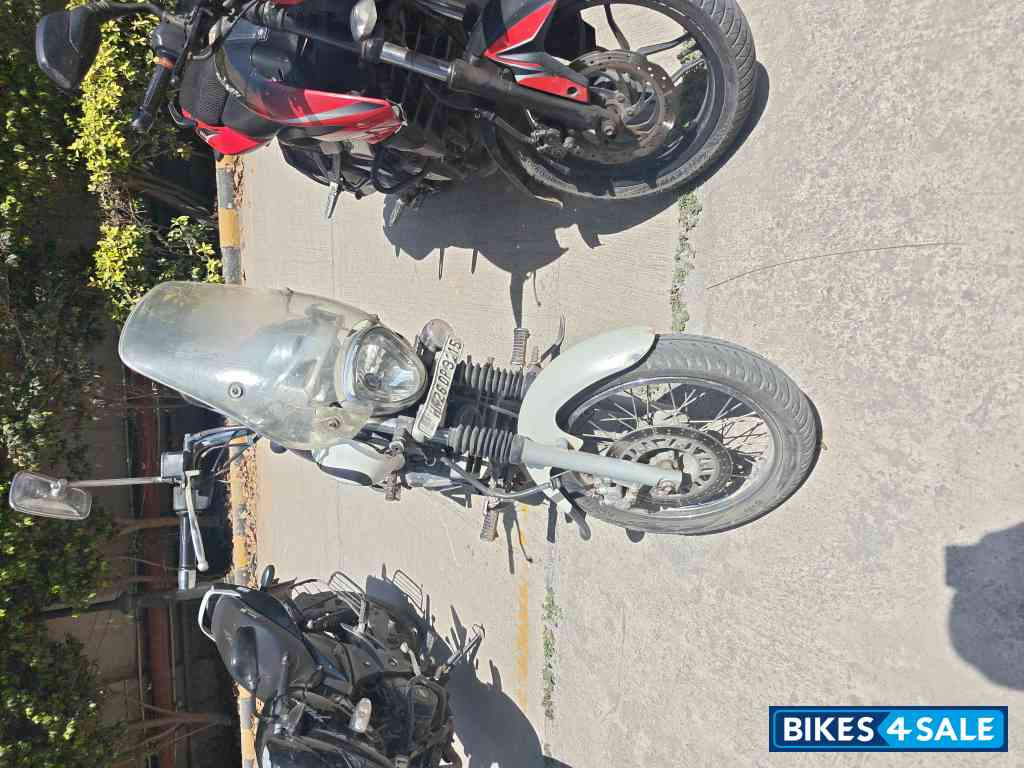 Moon White Bajaj Avenger Cruise 220