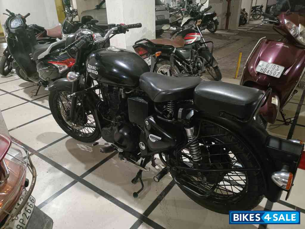Balck Royal Enfield Classic 350