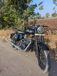 Balck Royal Enfield Classic 350