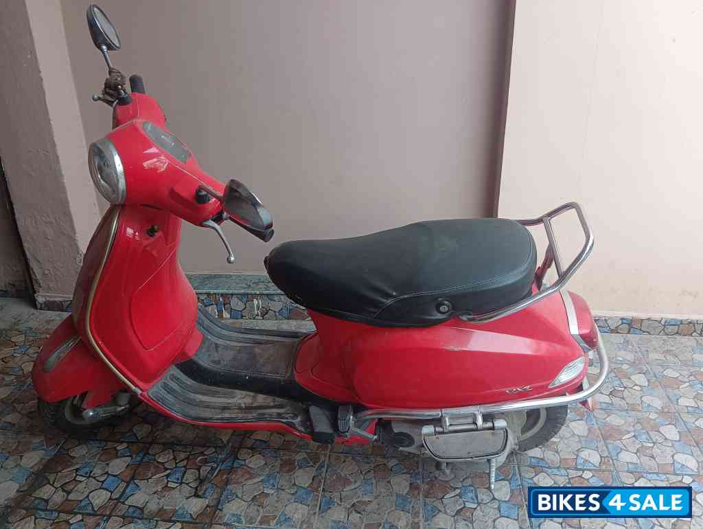 Red Vespa VXL 125