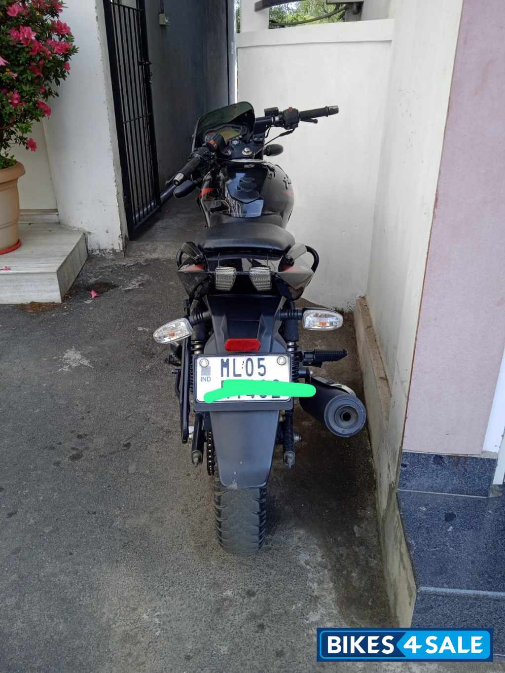 Ebony Black Met Bajaj Pulsar 180 DTSi