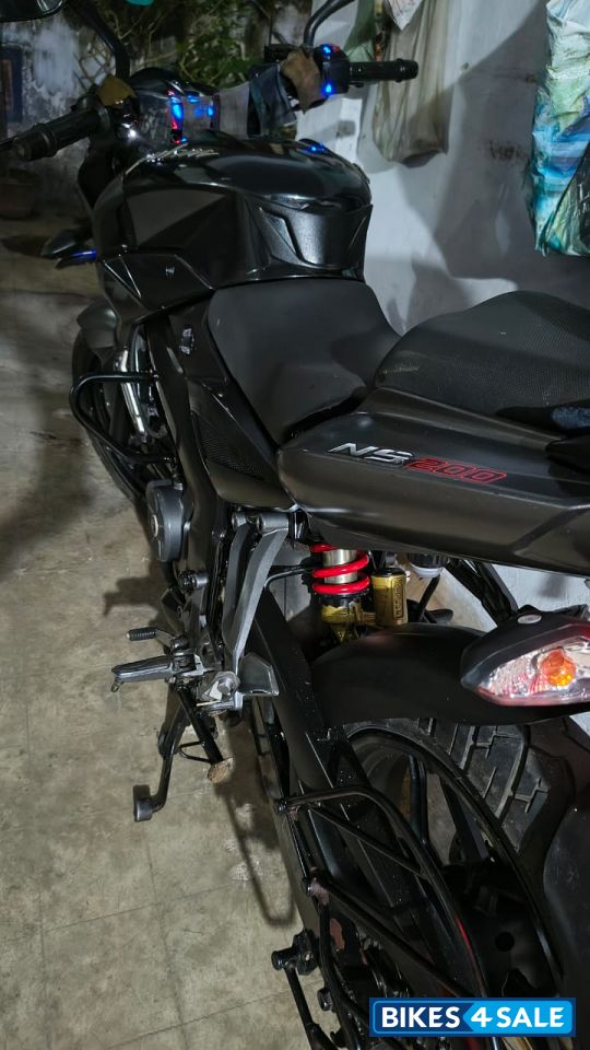 Black Bajaj Pulsar NS200