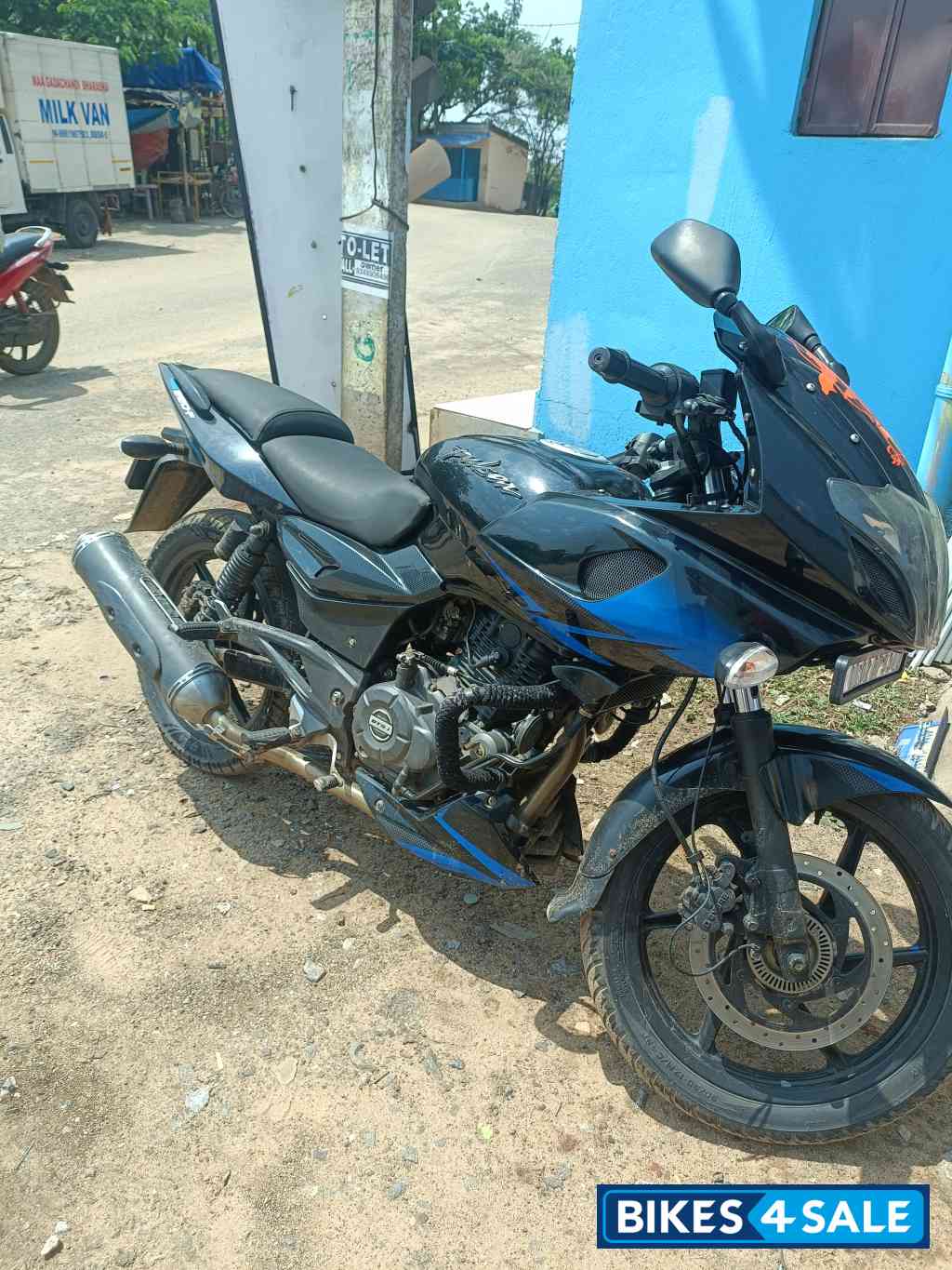 Blue Bajaj Pulsar 220F