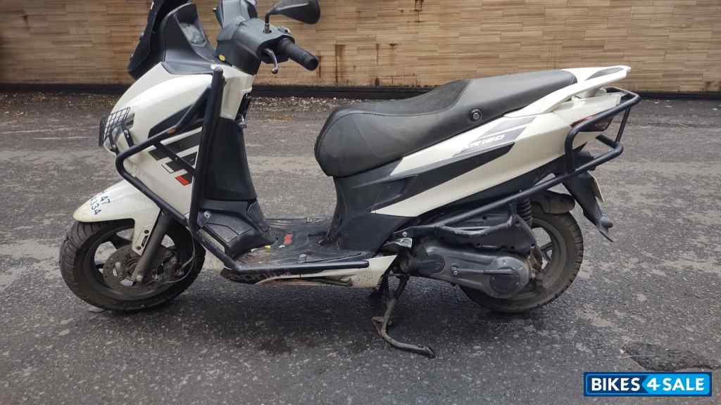 White Aprilia SXR 160 White Aprilia SXR 160