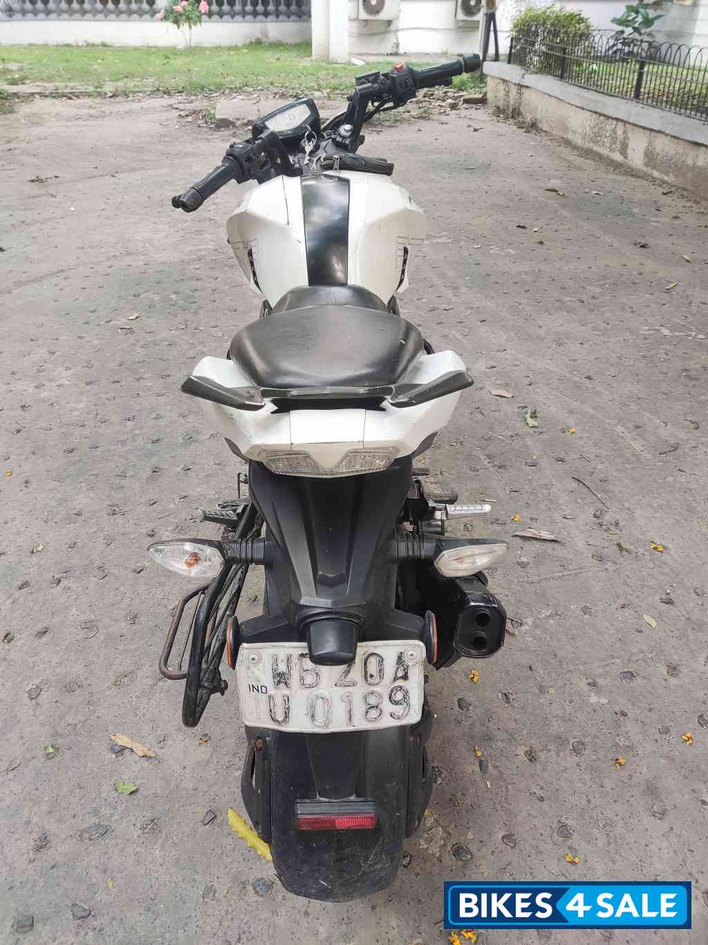 White TVS Apache RTR 200 4V