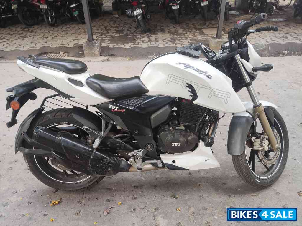 White TVS Apache RTR 200 4V